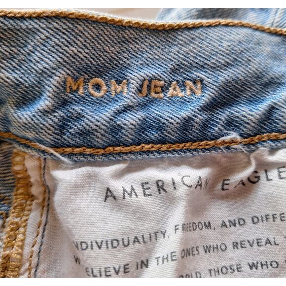 American Eagle Mom Jean Distressed Busted Knee Light acid wash Size 2 Cotton - Picture 2 of 11